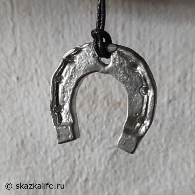 Литая подвеска в виде подковы на шнурке